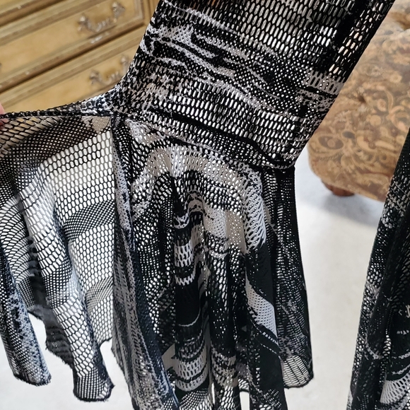 Mesh v-neck - Picture 3 of 8